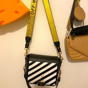 Off wht cross body purse